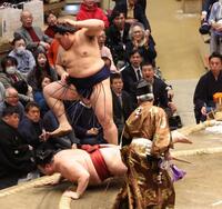 隆の勝（手前）を突き落としで破る大の里