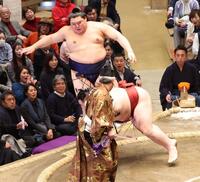 隆の勝（手前）を突き落としで破る大の里