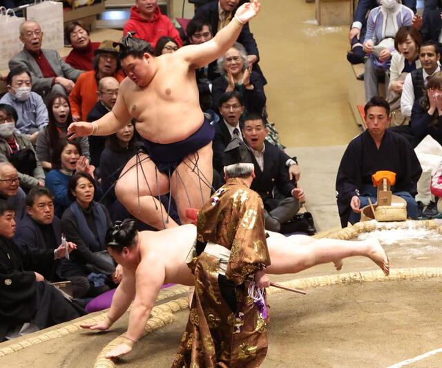 大の里　隆の勝相手に土俵際危機一髪