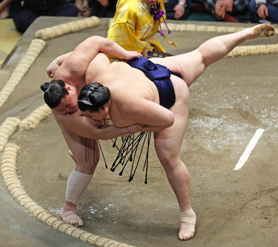 義ノ富士（左）が上手投げで大の里を破る