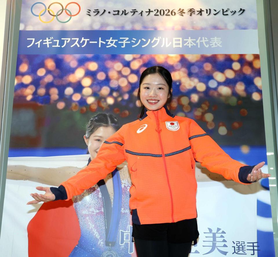 　笑顔でポーズをとる中井亜美