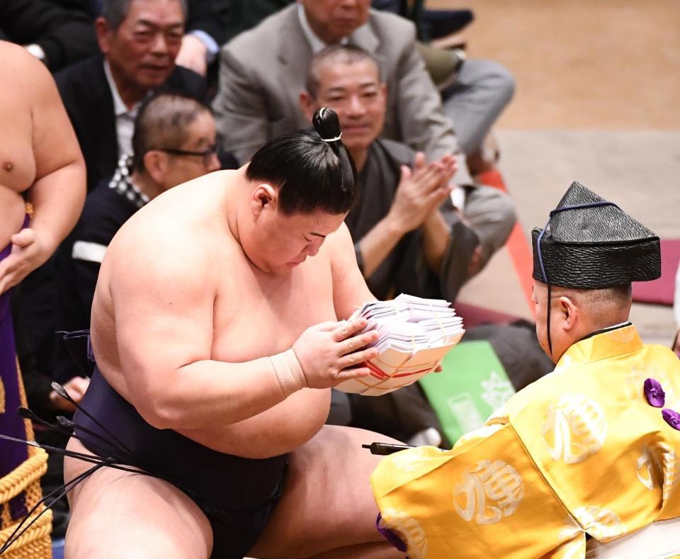 懸賞金を手にする義ノ富士（撮影・園田高夫）