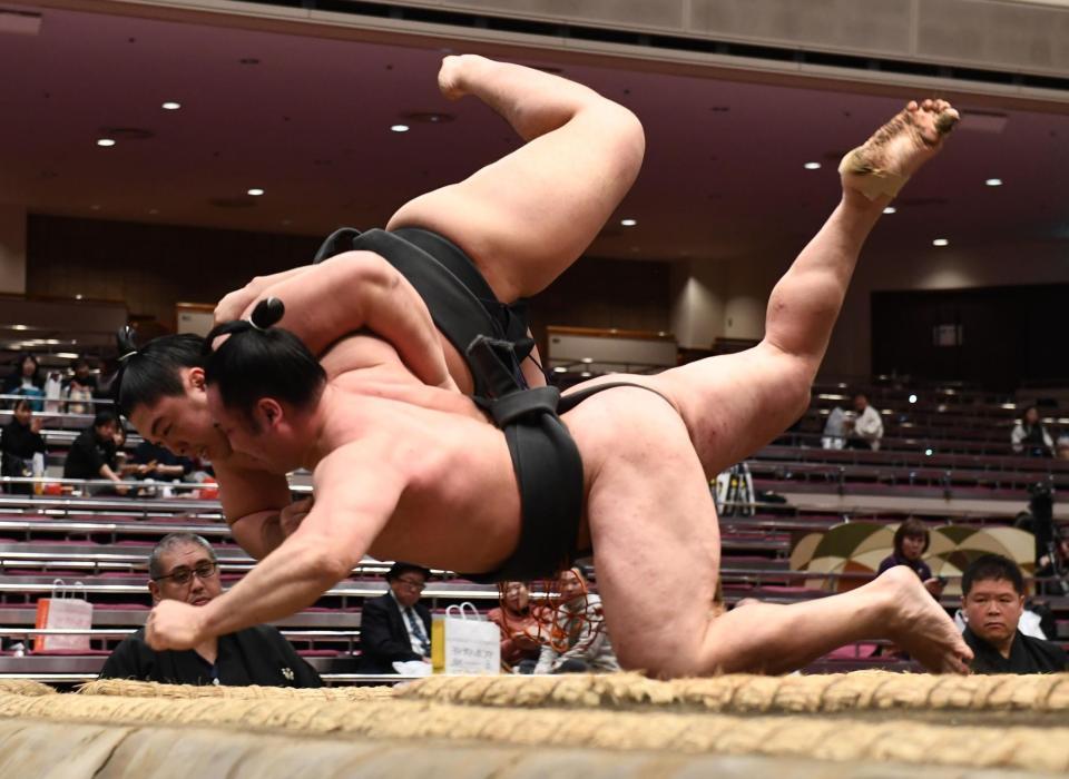 鈴ノ富士（左）に上手投げで敗れた須山（撮影・園田高夫）