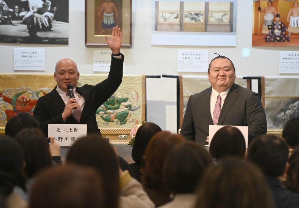 トークショー進行役の小野川親方（左）と桐山親方（撮影・園田高夫）