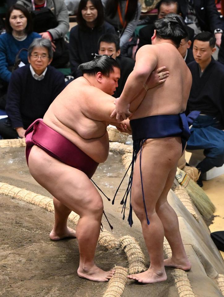 御嶽海㊧が押し出しで羽出山を破る　※※　＝両国国技館