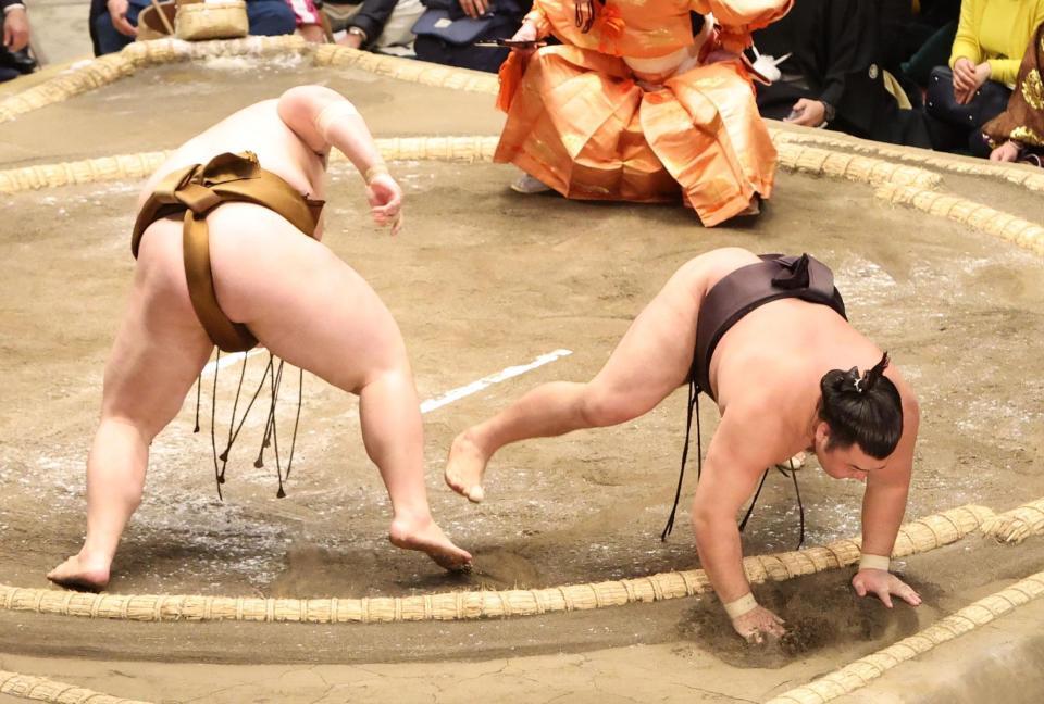 王鵬（左）に叩き込みで敗れる霧島