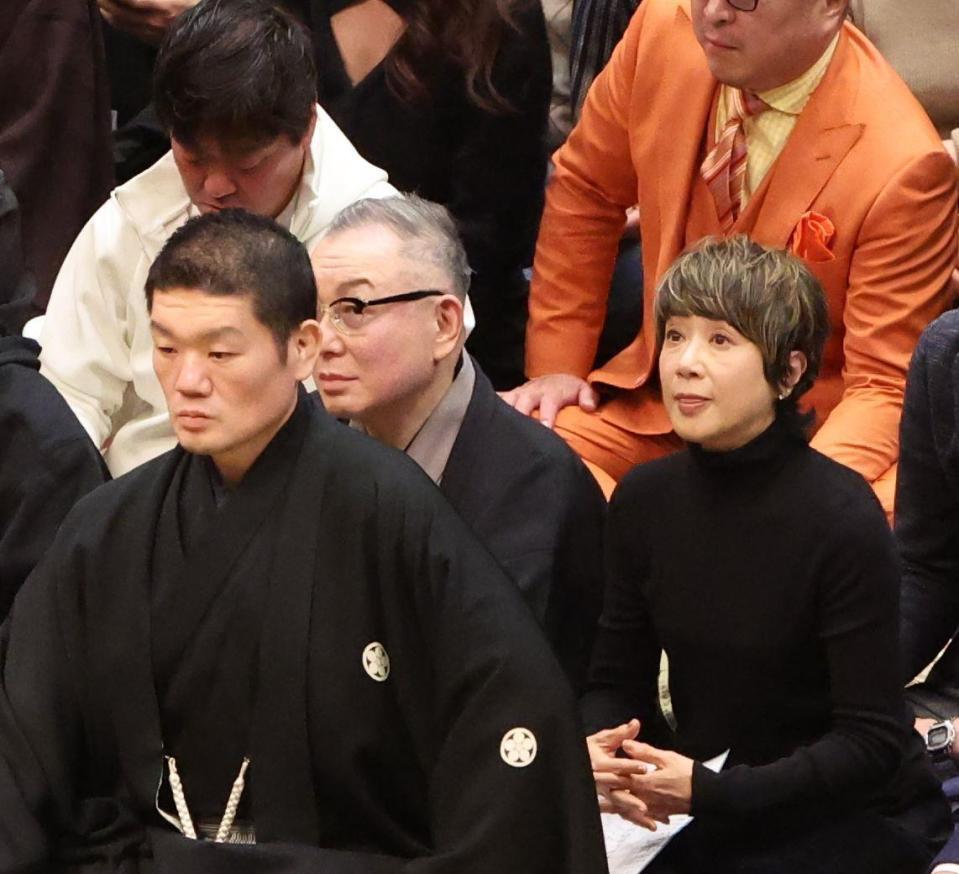 相撲観戦する黒田知永子さん（右）と岩下尚史さん