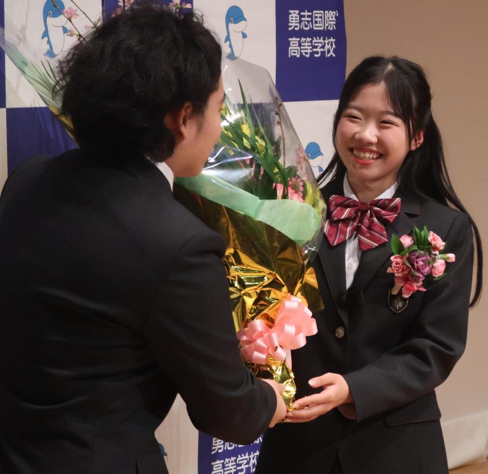 花束を受け取る中井亜美