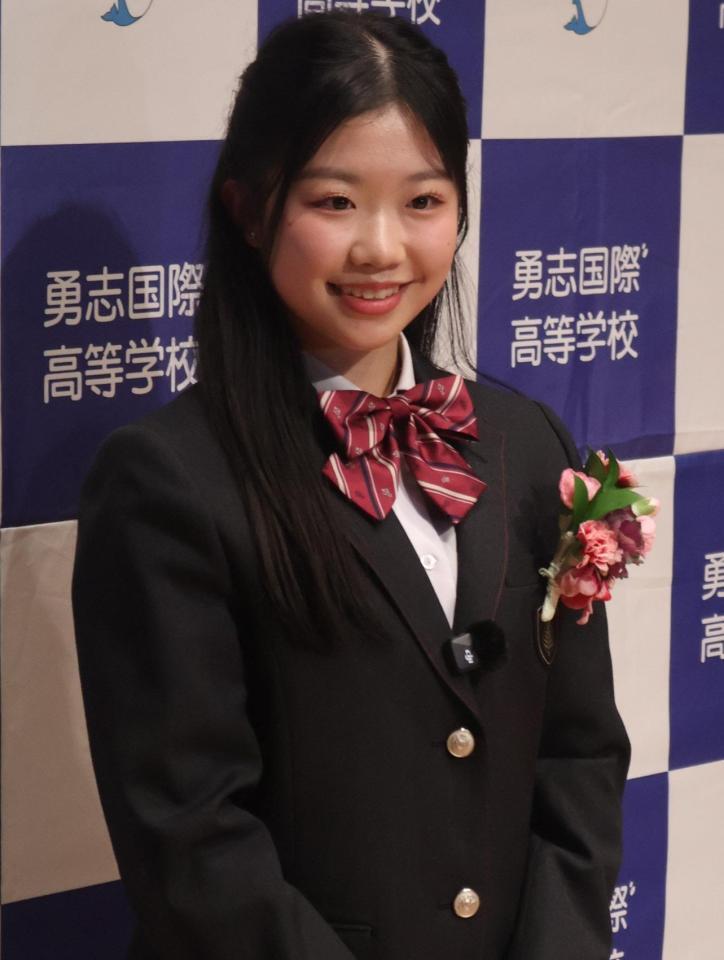 壮行会に出席した後に取材に応じる中井亜美