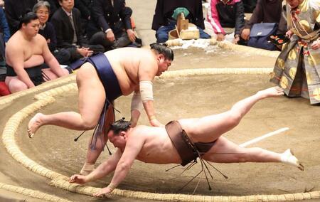 　千代翔馬（手前）を突き落としで破り５連勝の阿炎