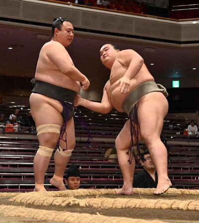 　北勝泉（左）を寄り切りで破った朝阪神（撮影・持木克友）