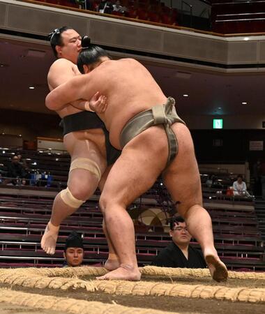 　北勝泉（左）を寄り切りで破った朝阪神（撮影・持木克友）