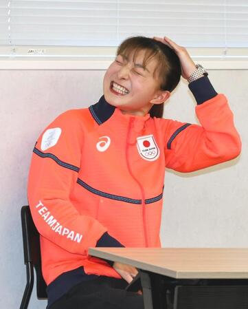 　壮行会で頭を壁にぶつけて痛がる坂本花織