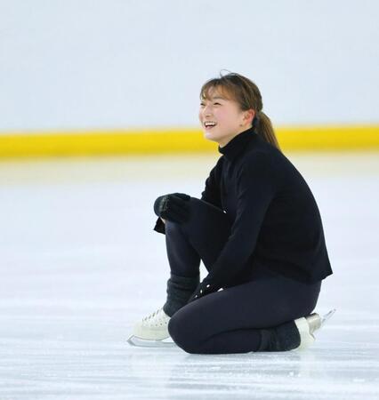 　練習で笑顔を見せる坂本花織