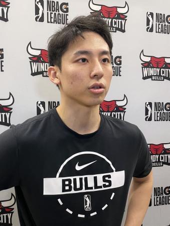 　ＮＢＡ下部Ｇリーグのクリッパーズ戦前に取材に応じるブルズの河村勇輝＝１５日、米カリフォルニア州オーシャンサイド（共同）