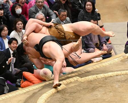 王鵬（奥）を打っちゃりで破った若元春（撮影・持木克友）