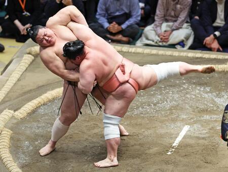 宇良（右）と攻め合う義ノ富士