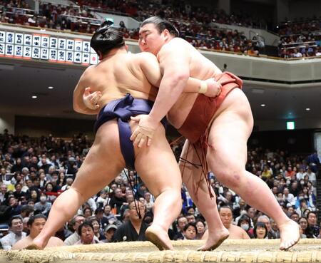 熱海富士（右）が寄り切りで平戸海を下す