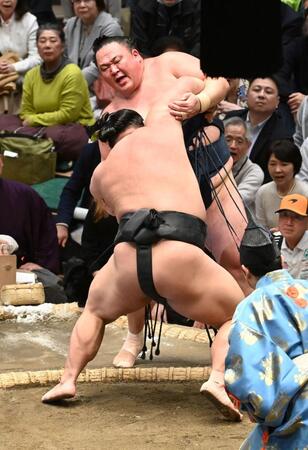 伯乃富士に寄り切られる玉鷲（奥）＝撮影・持木克友