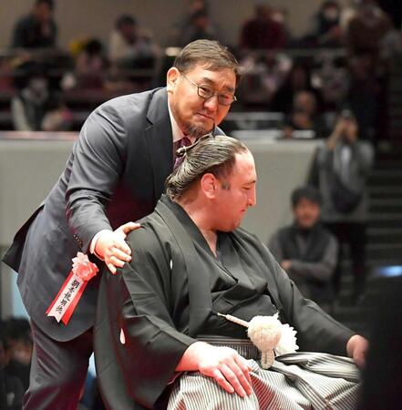 栃ノ心の断髪式にはさみをいれた元横綱の朝青龍明徳氏（撮影・持木克友）