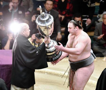 初優勝し、八角理事長（左）から賜杯を受け取る栃ノ心（撮影・西岡正）