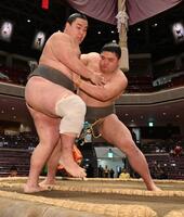 　山根（左）を押し出しで破った光星竜（撮影・持木克友）