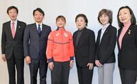 　壮行会で記念撮影する坂本花織（左から３人目）、中野園子コーチ（同４人目）、斎藤元彦兵庫県知事（同２人目）ら