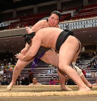 　古田（右）を攻める龍葉山（撮影・持木克友）