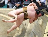 若元春（奥）がうっちゃりで王鵬を破る