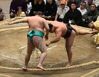 一山本（左）を押し出しで破る霧島（撮影・持木克友）