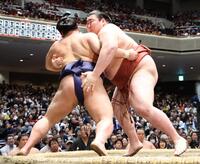 熱海富士（右）が寄り切りで平戸海を下す