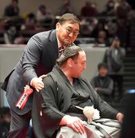 栃ノ心の断髪式にはさみをいれた元横綱の朝青龍明徳氏（撮影・持木克友）