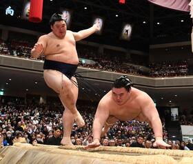 　隆の勝（右）に押し込まれるも突き落としで辛くも勝利した大の里（撮影・園田高夫）