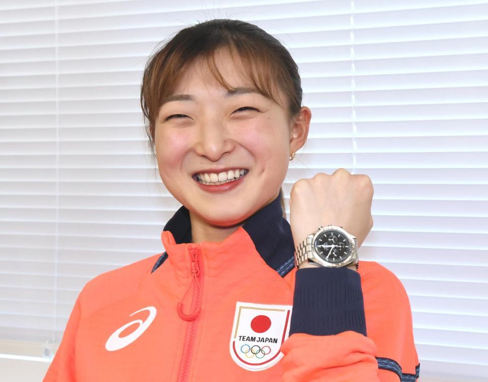 　スポーツアンバサダーに就任した「オメガ」の時計を身に着け笑顔を見せる坂本花織