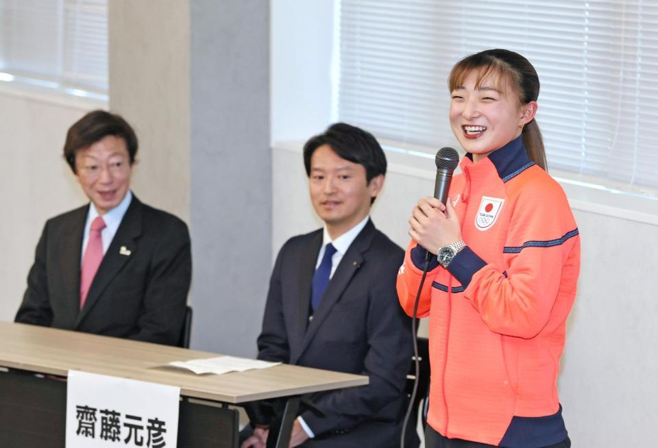 　壮行会であいさつする坂本花織（右）。出席した久元喜造神戸市長（左）、斎藤元彦兵庫県知事