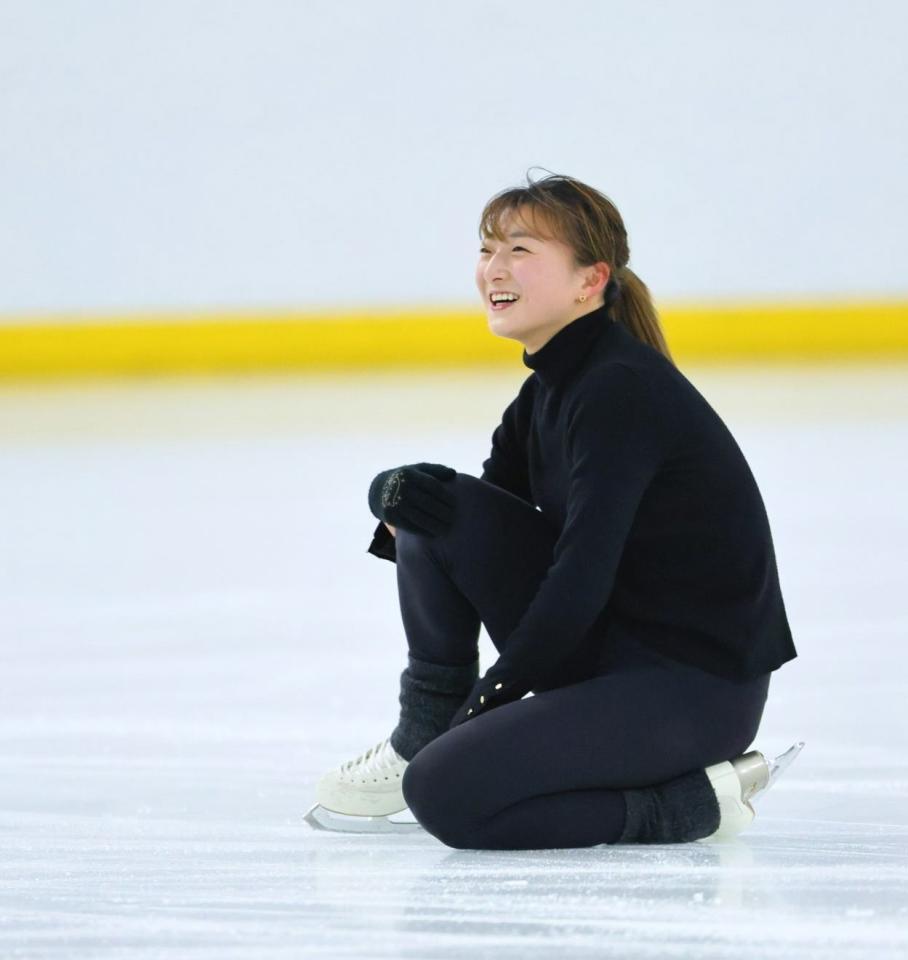 　練習で笑顔を見せる坂本花織