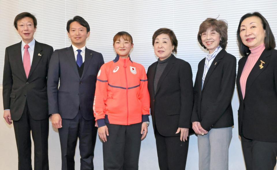 　壮行会で記念撮影する坂本花織（左から３人目）、中野園子コーチ（同４人目）、斎藤元彦兵庫県知事（同２人目）ら