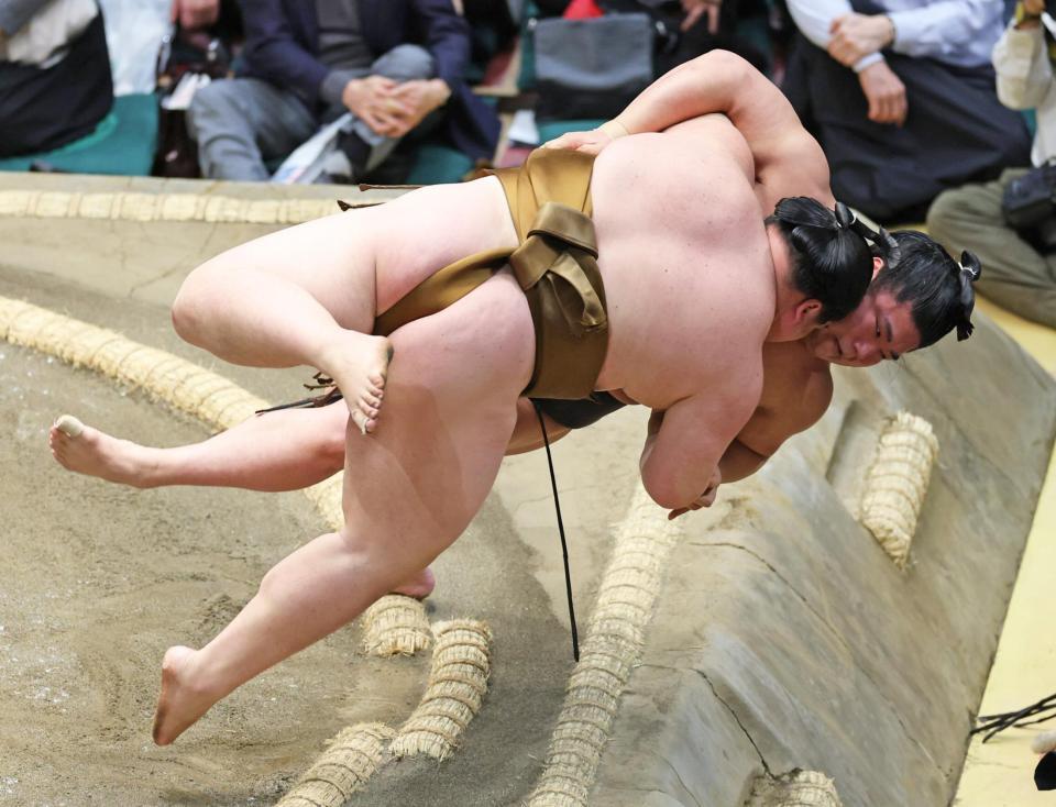 若元春（奥）がうっちゃりで王鵬を破る