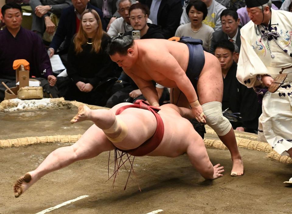 隆の勝（左）をはたき込みで下す豊昇龍（撮影・持木克友）