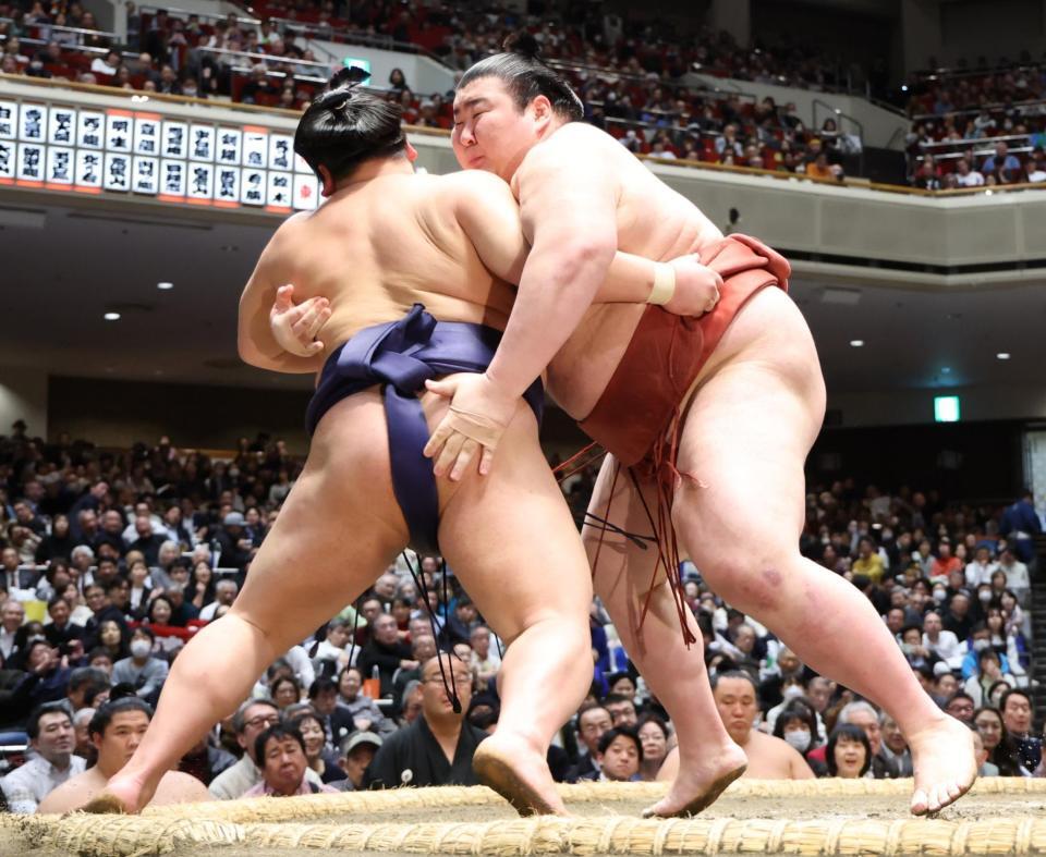 熱海富士（右）が寄り切りで平戸海を下す