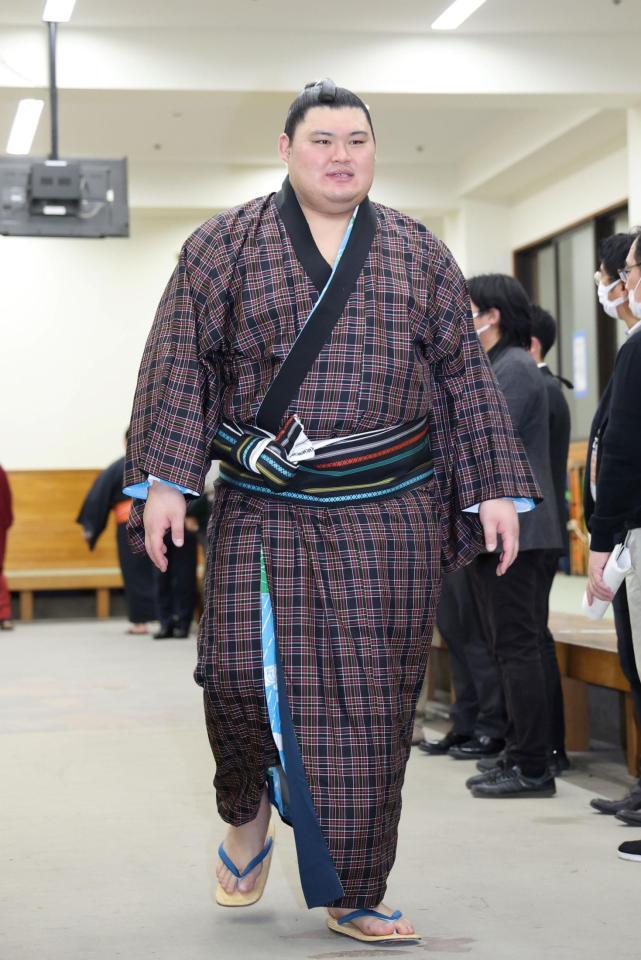 支度部屋を後にする大の里