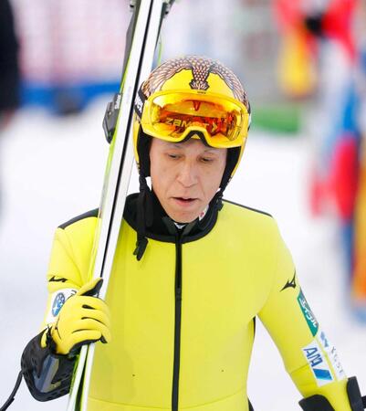 　予選の飛躍を終え、引き揚げる葛西紀明