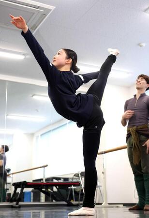 　バレエで調整する千葉百音（撮影・中田匡峻）