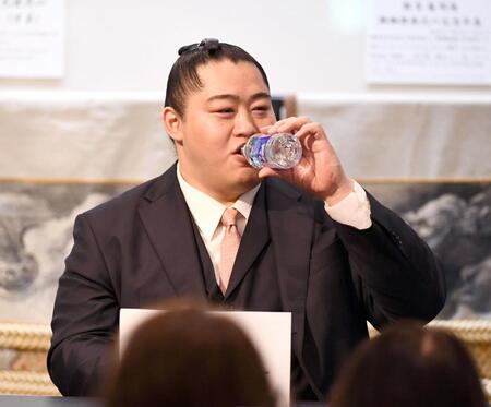トーク中に喉を潤す北陣親方（撮影・園田高夫）