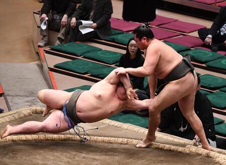 滑翔（左）に押し出しで敗れた庄司（撮影・園田高夫）