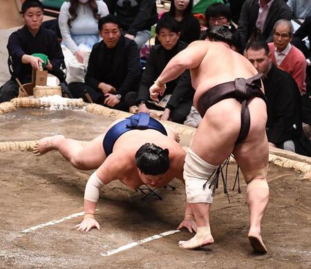 朝乃山に引き落としで敗れ初黒星を喫した阿炎（左）＝撮影・園田高夫