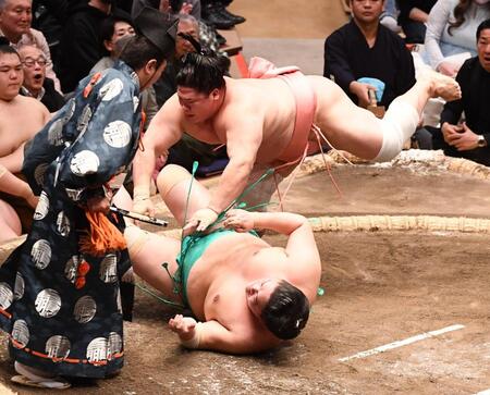 一山本を押し倒しで破り初白星を挙げた宇良（撮影・園田高夫）
