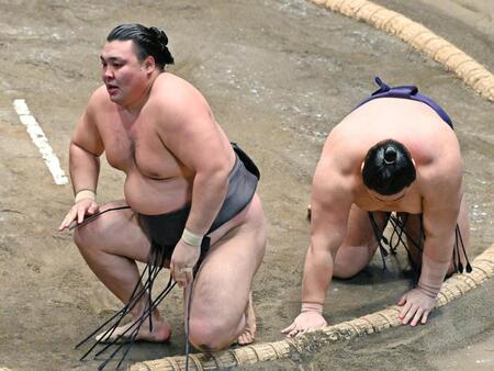 霧島（左）が上手投げで義ノ富士を下す