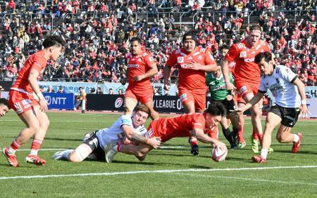 　神戸-ＢＲ東京　後半、トライを決める神戸の李承信。試合前には阪神大震災の犠牲者を悼み黙とうがささげられた＝神戸ユニバー