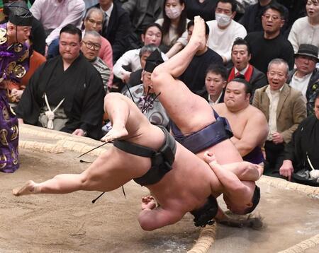 伯ノ富士（左）と豊昇龍（撮影・園田高夫）